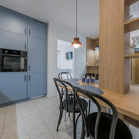 Blue Harmony 4 Bedrooms Near Ergo Arena & Free Parking By Oneapartments Appartement